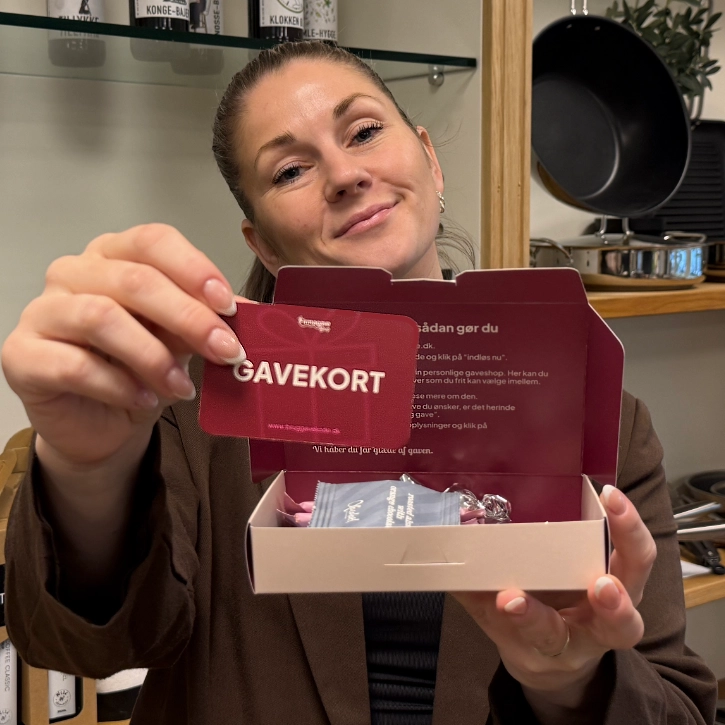 Anette med et firmagave-shop gavekort