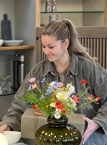 Kvinde sætter gaver på et bord