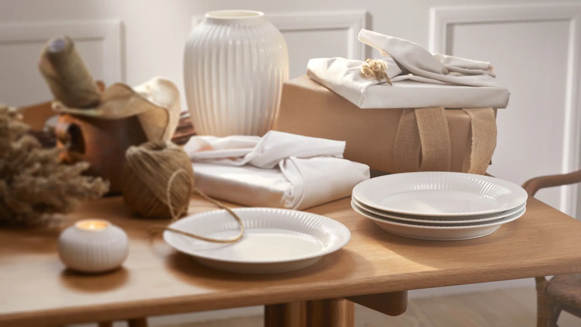 Kähler firmagaver på et træbord