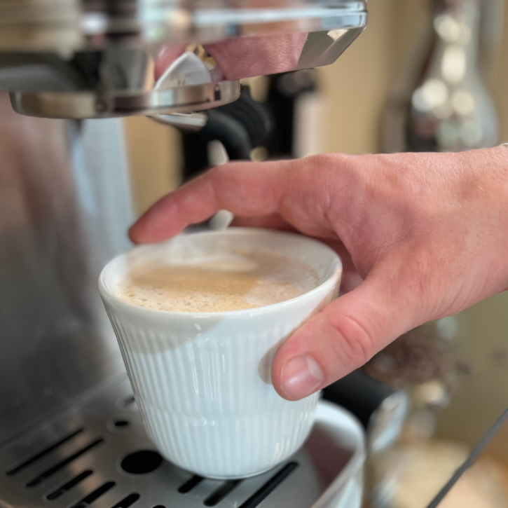 kaffekop i kaffemaskine