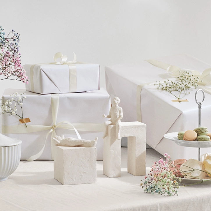 Hvide firmagaver på et bord