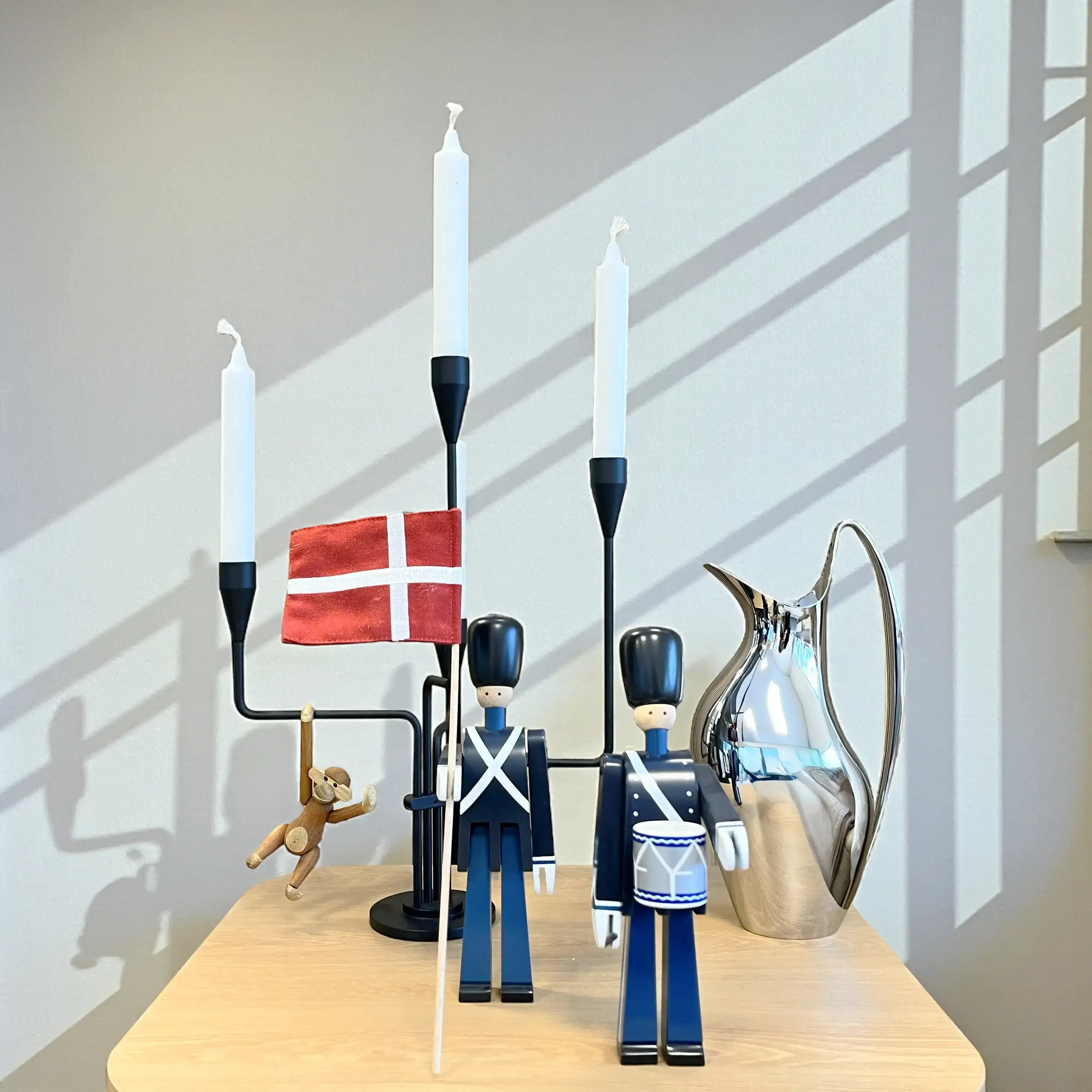 Udvalgte firmagaver udstillet på bord