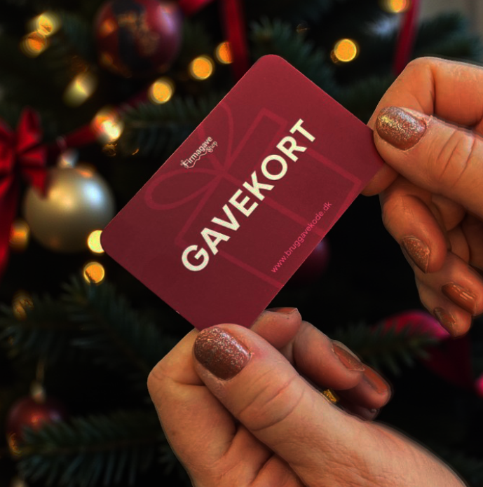 Firmegave gavekort foran juletræ