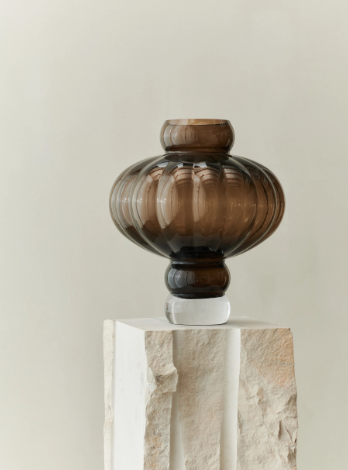 Louise Roe vase i hvidt studie på podie