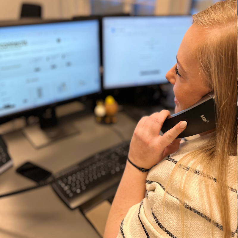 Kristina der taler i telefon