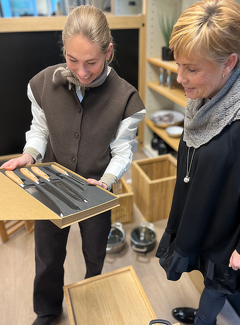 Dorte viser gaver frem på julegavemessen