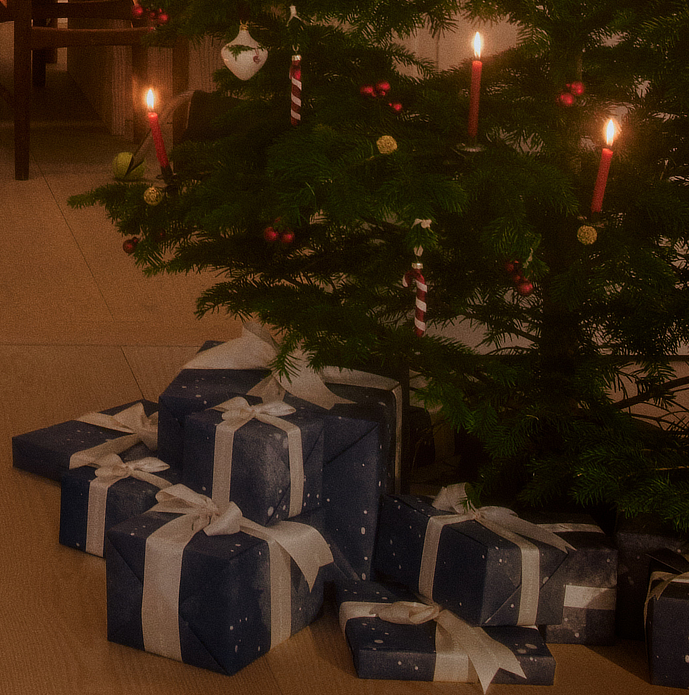 Julegaver under pyntet juletræ
