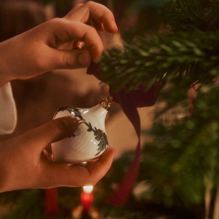 Julekugle på grønt grantræ