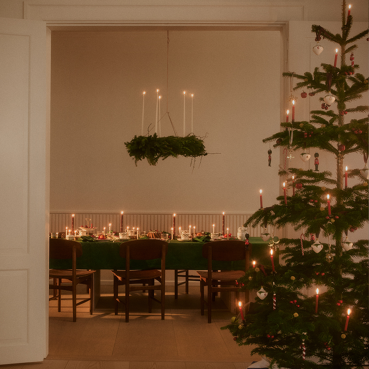 Juletræ i stue foran dækket julebord