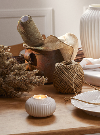 Indpakning og lysestager på et bord