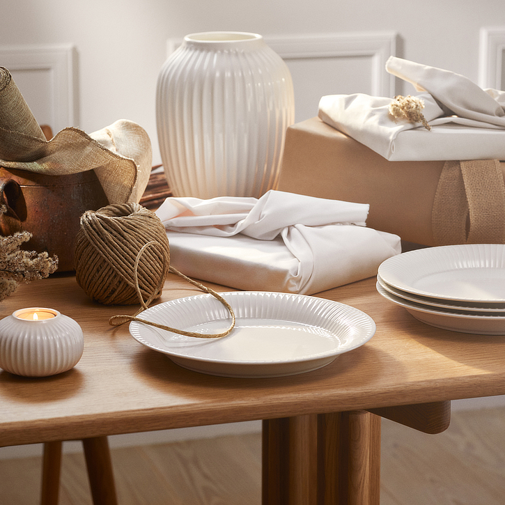 Miljøvenlig gaveindpakning på træbord