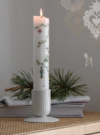 Kalenderlys i stage i pyntet lokale