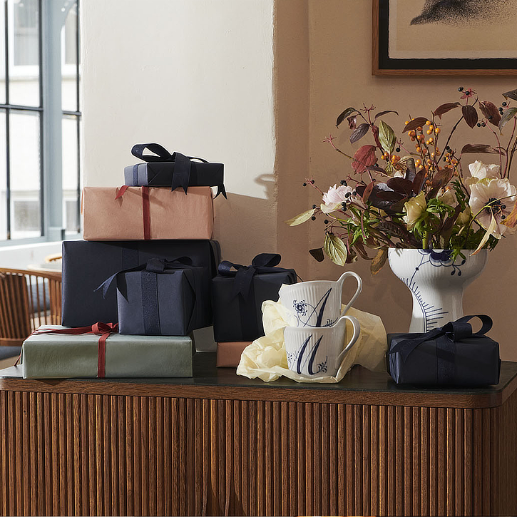 Receptionsgaver på en skænk med blomster