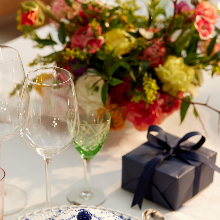 Kundegave på dækket bord