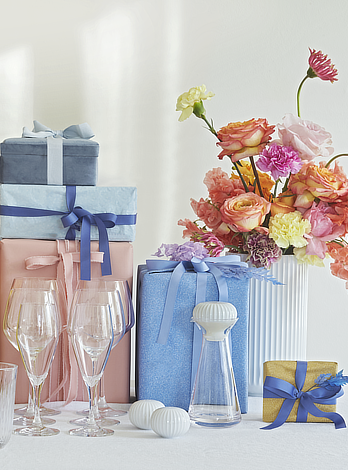 Gaver i stakke på dækket bord