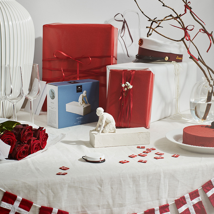 Svendegaver på festligt bord