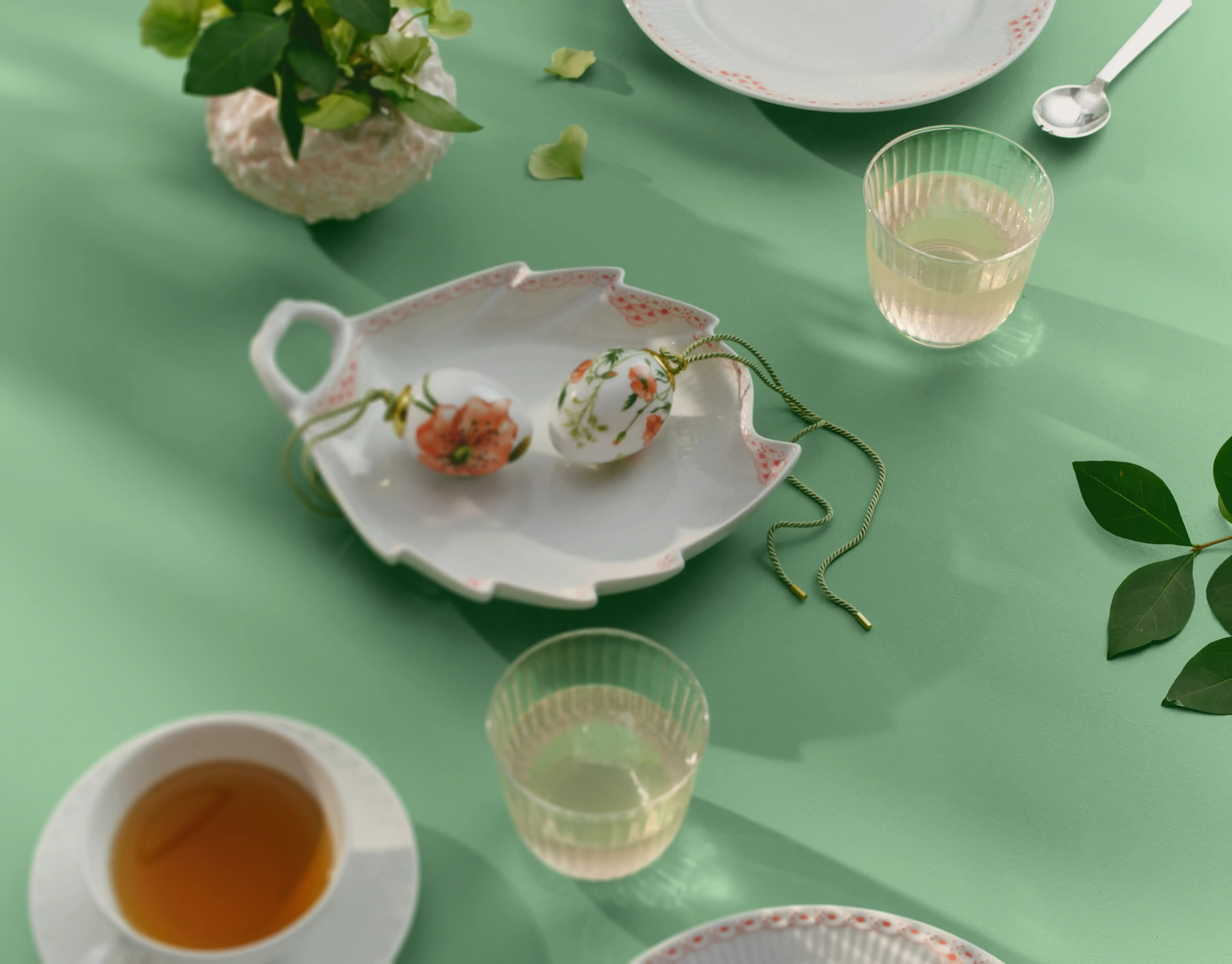 Royal Copenhagen påskeæg på dækket påskebord