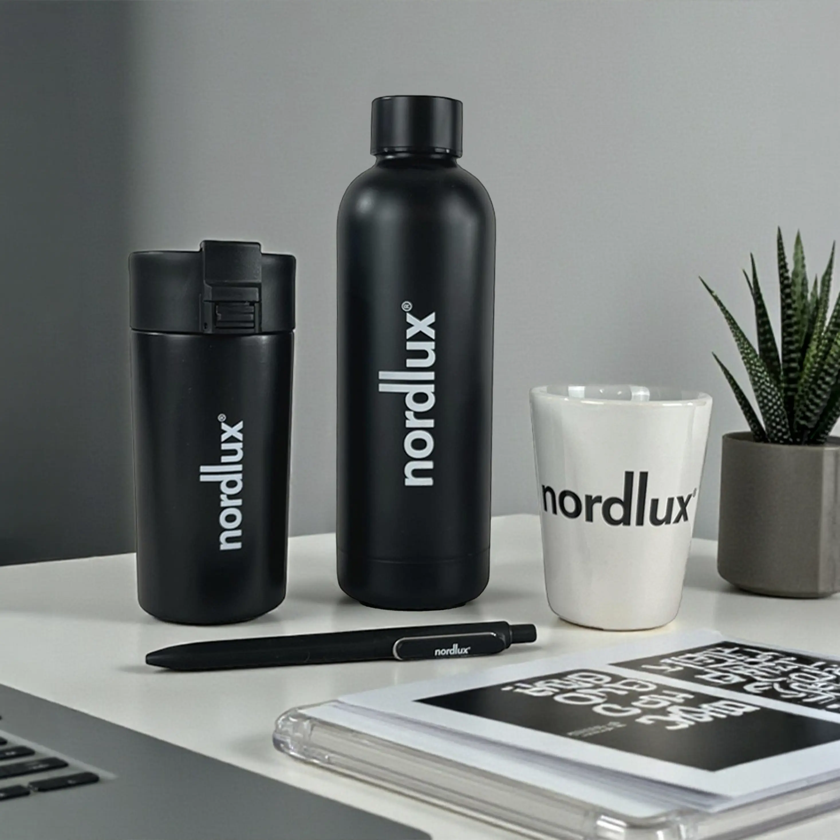 Nordlux merchandise på bord