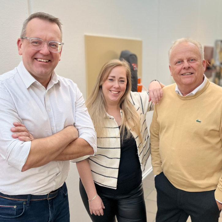 Promotion team samlet i oplyst gang