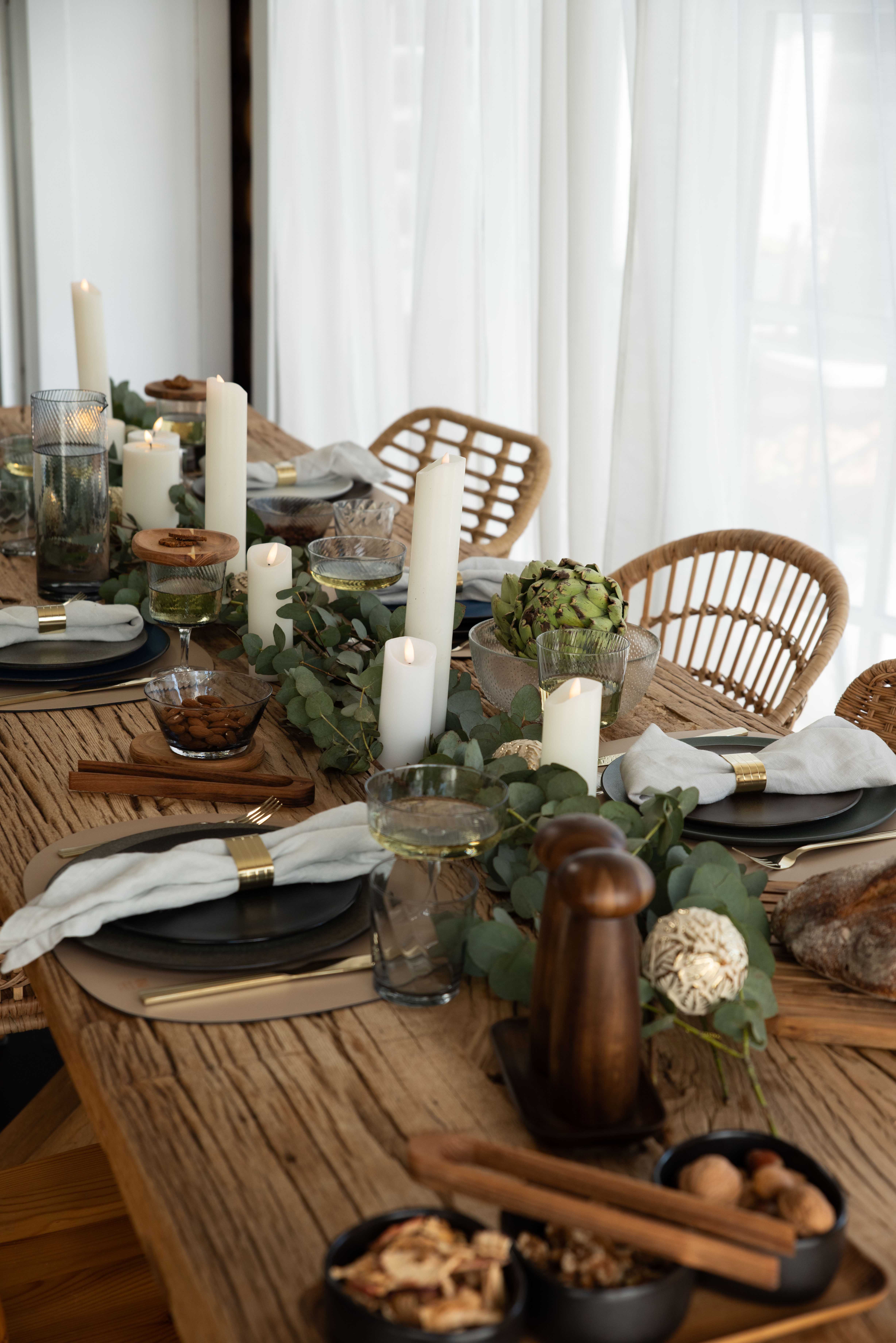 dækket julebord foran lyst gardin