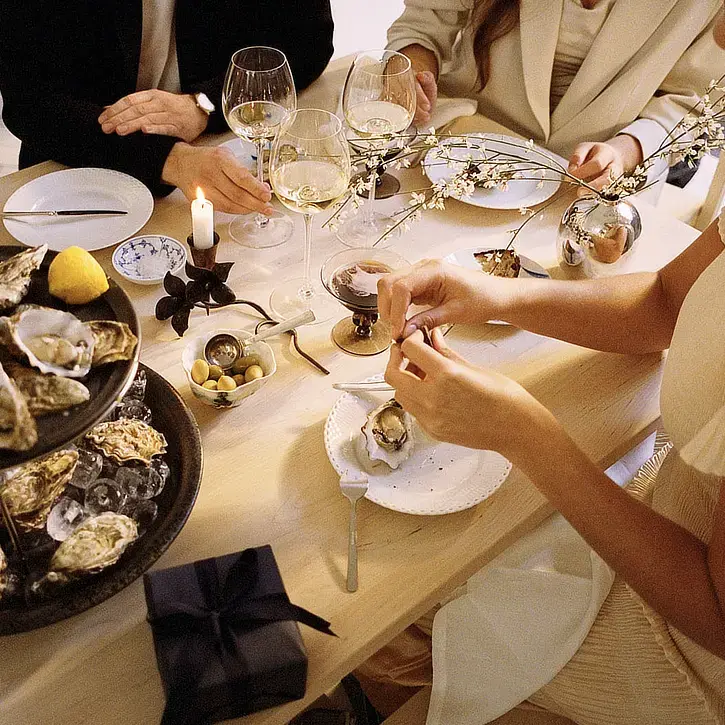 En firmagave på et frokost bord med kunder.