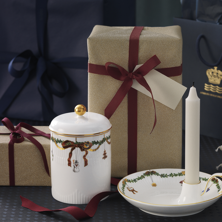 Mørkeblå og brune julegaver på et bord