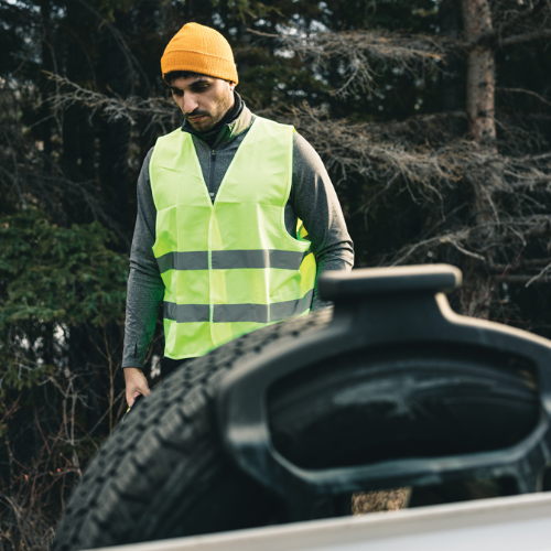 Mand med refleksvest i skoven