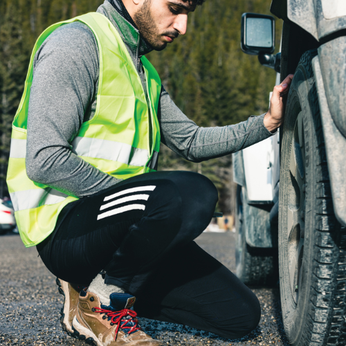 Mand med refleksvest i vejkanten
