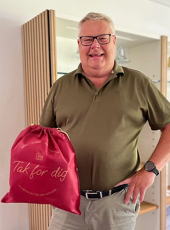 Allan pressebillede med gavepose