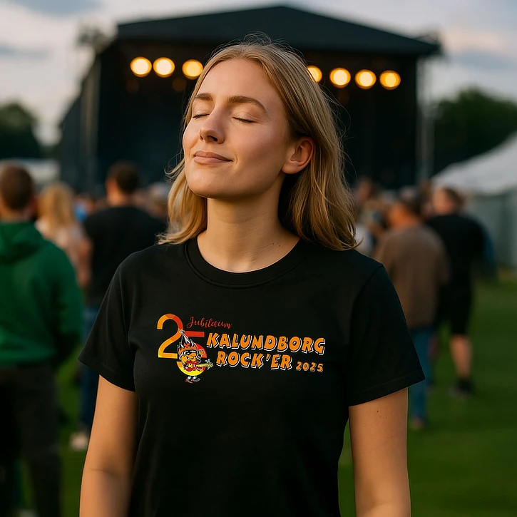 Pige der vender imod solen iklædt en Kalundborg Rocker t-shirt
