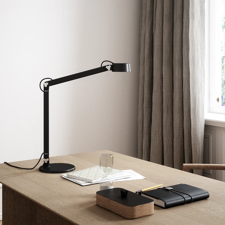 Nordlux bordlampe på bord i kontor
