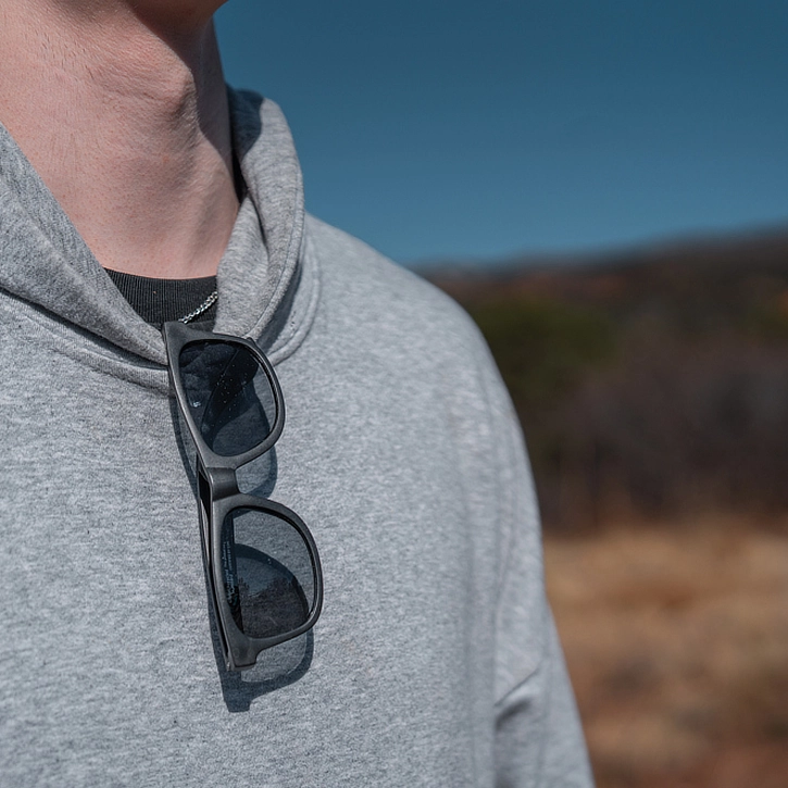 Solbriller i kraven af en hoodie