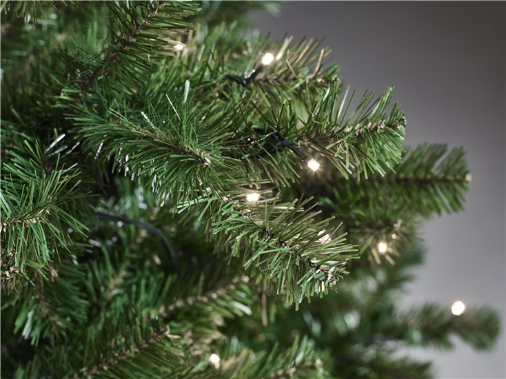 Smukt og naturtro juletræ med 240 LED lys